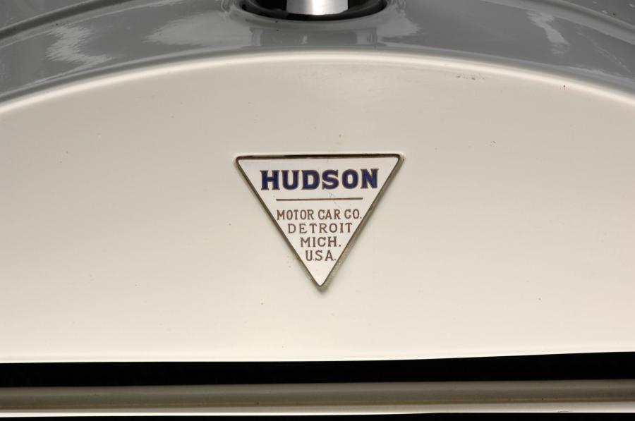 Логотип Hudson Super Six Brougham 1926 года  (фото 3 из 11)